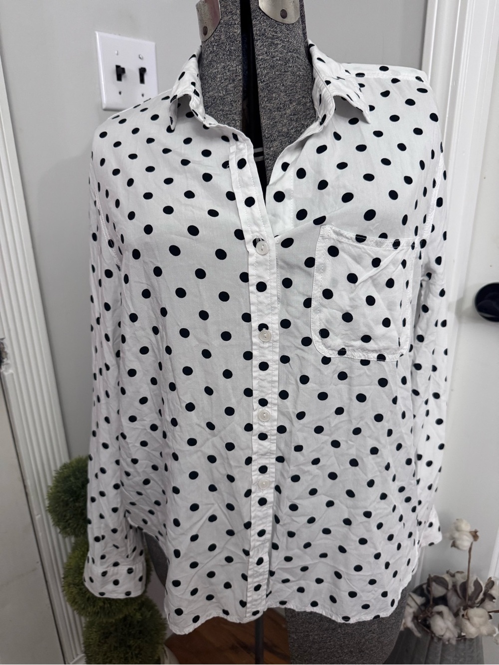 Women’s Velvet Heart White Polka Dot Button-Up Shirt Large